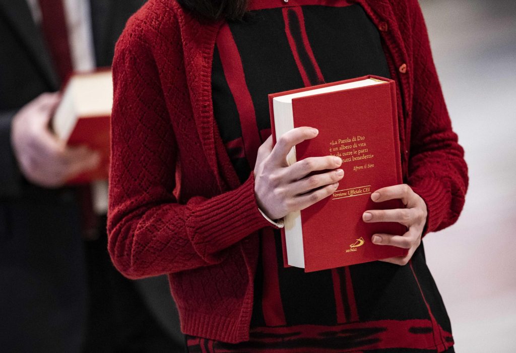 Roma 23–1-2022
Papa Francesco, celebra la Santa Messa nella Basilica Vaticana di San Pietro, nella Domenica della Parola di Dio.
Durante la Messa il Papa dona il Vangelo e la Croce, ai lettori e ai catechisti, per l’introduzione del nuovo Ministero.